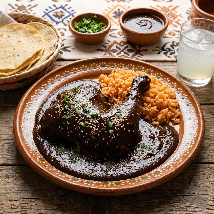 Mole negro con pollo